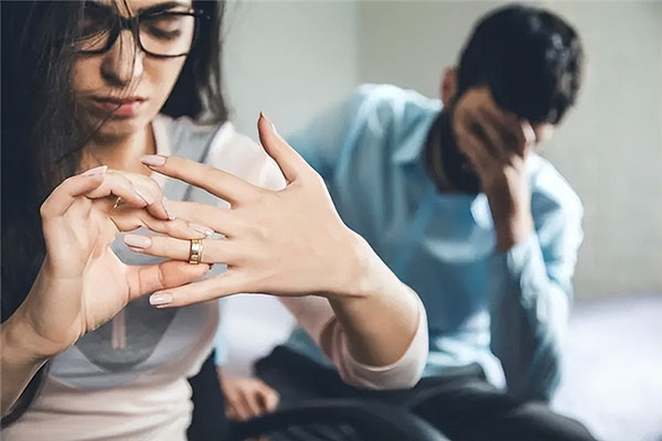 沈陽婚姻調(diào)查抓出軌女護(hù)士出軌男醫(yī)生,丈夫卻送錦旗感謝其背后究竟怎么了